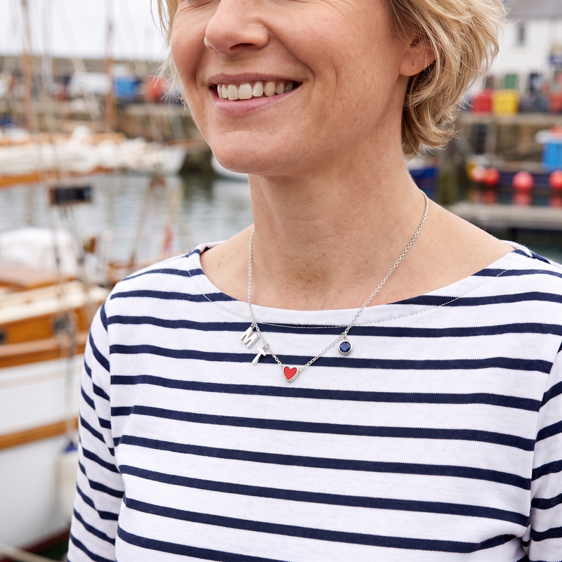 Vrouw aan de haven met de zilveren Mira bedelketting