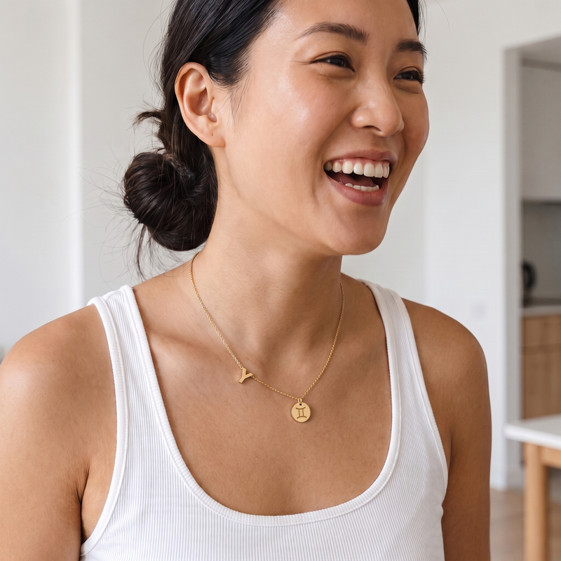 Lachende vrouw met de gouden Mira bedelketting